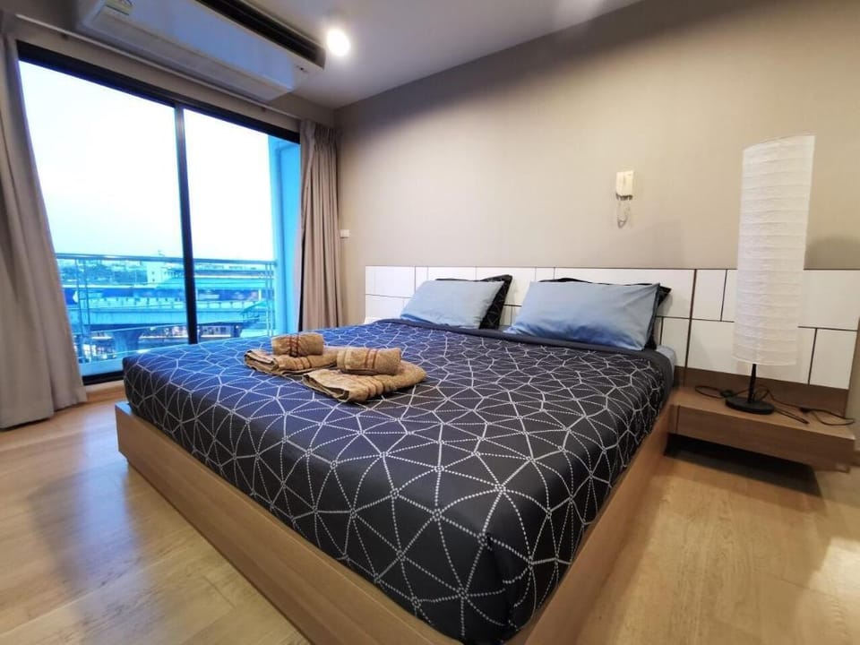 Luxury Suite Duplex Jacuzzi near BTS Sukhumvit69 Apartment in Bangkok