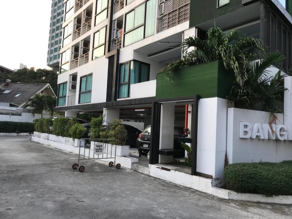 Luxury Suite Duplex Jacuzzi near BTS Sukhumvit69 Apartment in Bangkok
