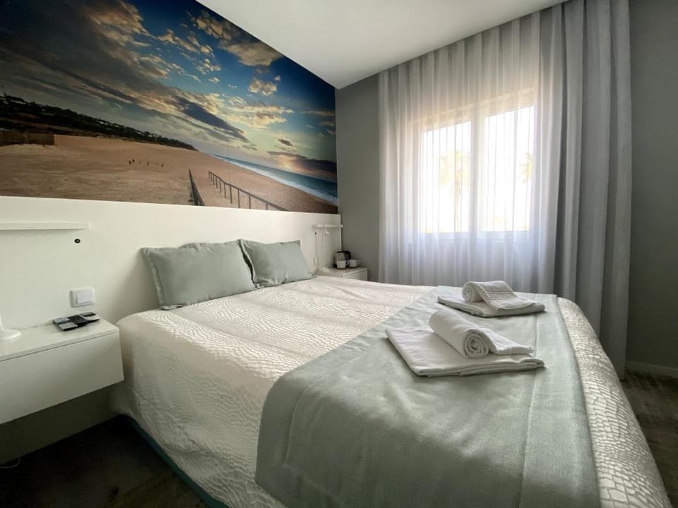 Golden Beach Guest House & Rooftop Bar Bed and Breakfast in Faro