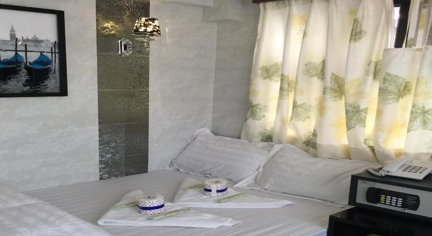 Skyview Hostel Bed and Breakfast in Hong Kong
