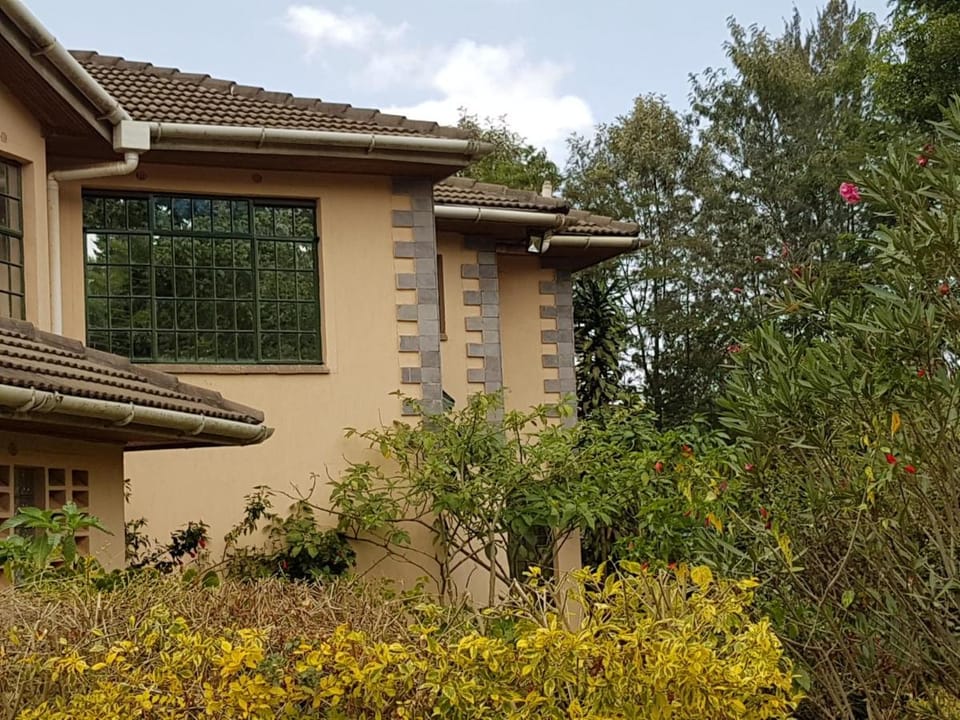 Spurwing Guest House Bed and Breakfast in Nairobi