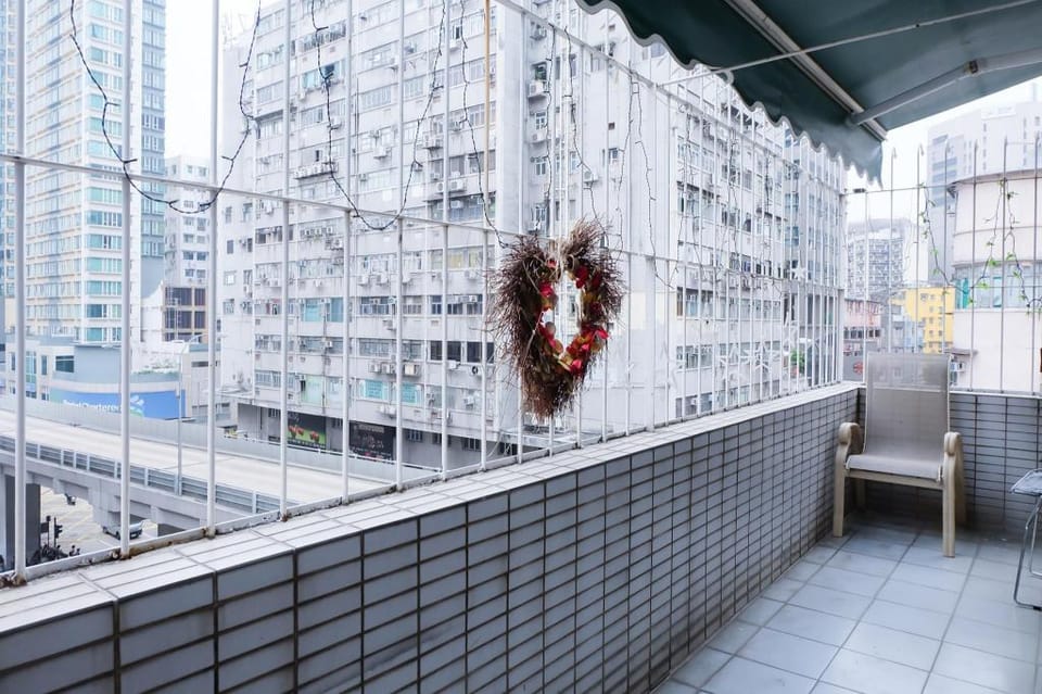 CT Good Old Day Back To The 1950s Style Sky Park Apartment in Hong Kong