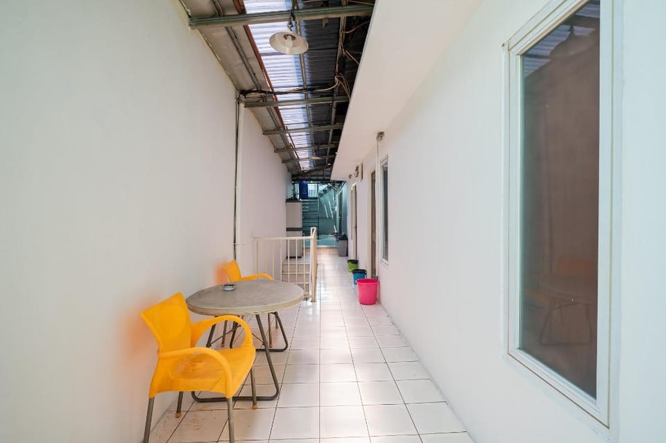 RedDoorz near STAN Bed and Breakfast in South Jakarta City