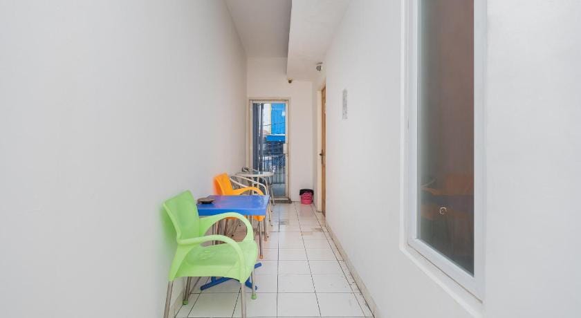 RedDoorz near STAN Bed and Breakfast in South Jakarta City
