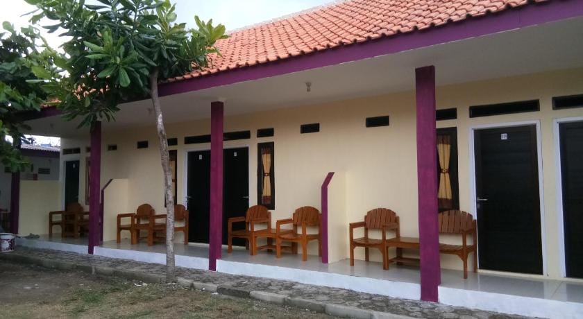 Penginapan Karanglaut Sayangheulang Bed and Breakfast in West Java