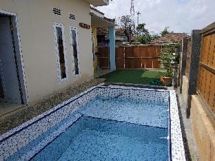 Puncak Pinus and Pool Villa in Batu