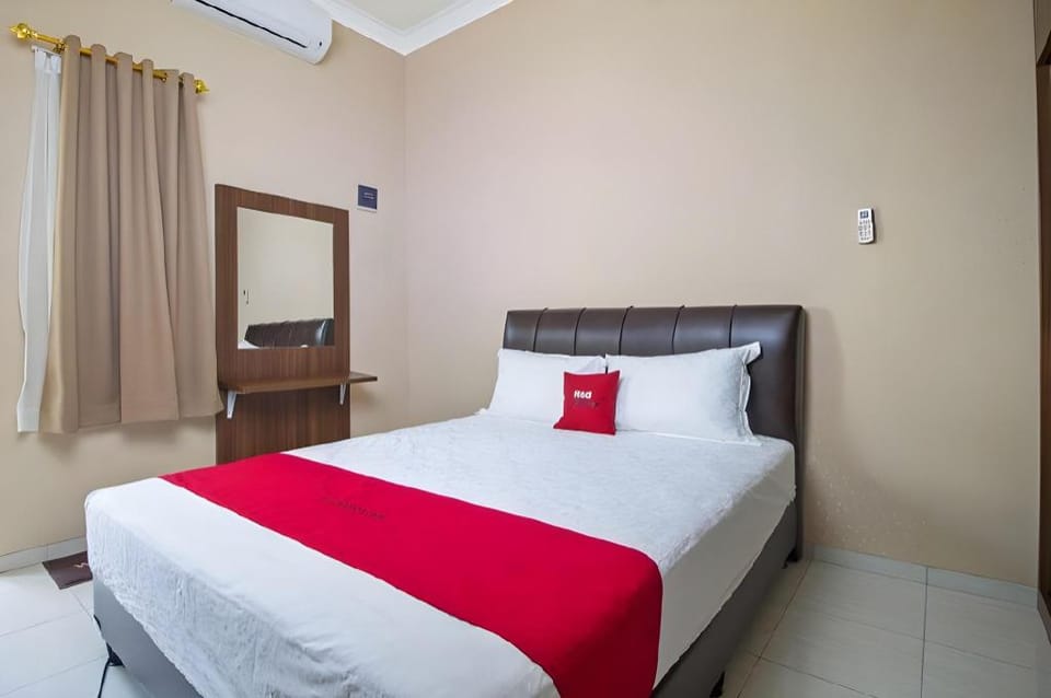 RedDoorz Syariah near Mercu Buana University Bed and Breakfast in South Jakarta City