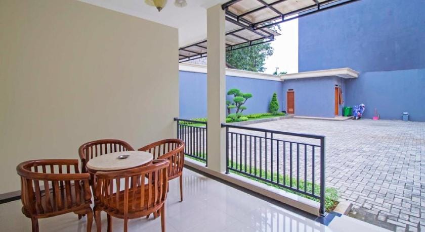 RedDoorz Syariah near Mercu Buana University Bed and Breakfast in South Jakarta City