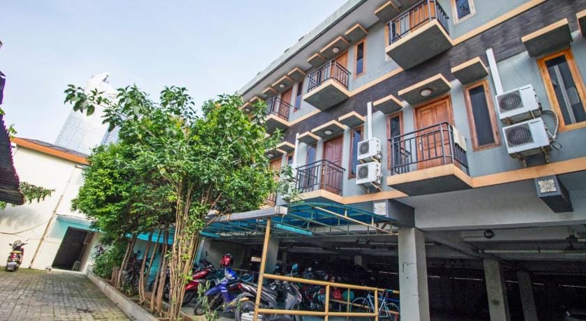 RedDoorz Plus near Ciputra World Kuningan 2 Bed and Breakfast in South Jakarta City