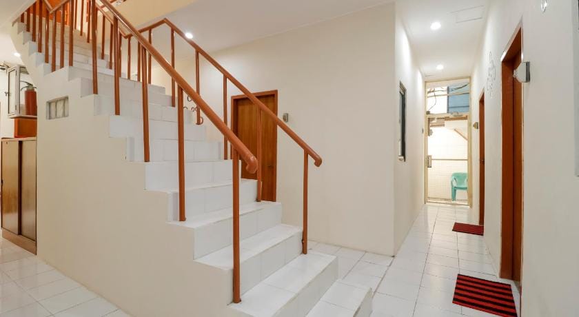 RedDoorz Plus near Ciputra World Kuningan 2 Bed and Breakfast in South Jakarta City
