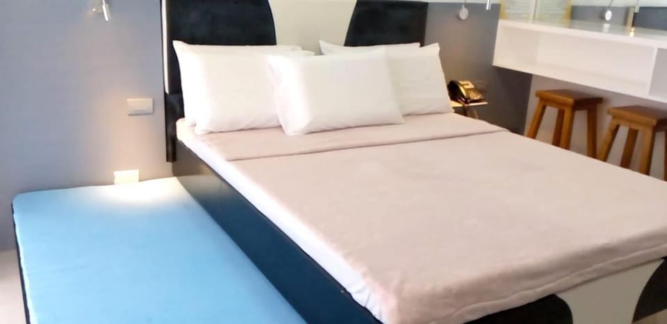 Netflix, WiFi, 42"TV, Uratex- Pico de Loro Cove /k Apartment in Nasugbu