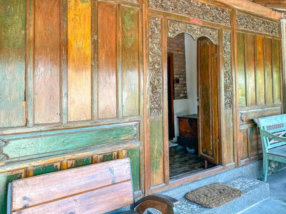 Griya Gribig Guest House Mitra RedDoorz Bed and Breakfast in East Java
