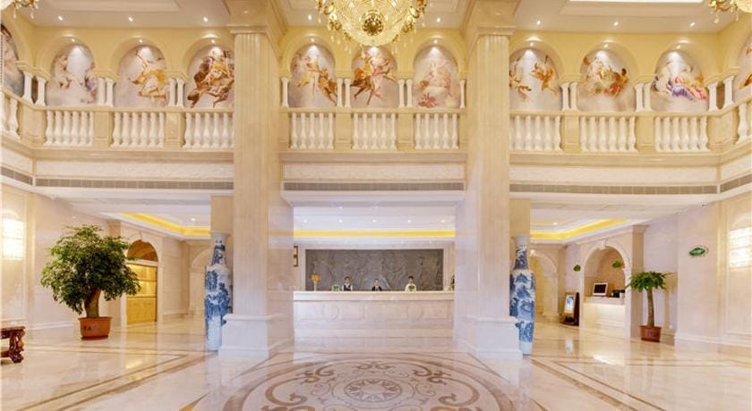 Vienna International Hotel Shenzhen Buji Dafen Hotel in Shenzhen