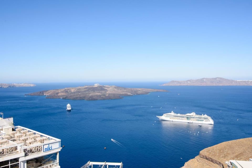 On the Cliff Hotel in Thera