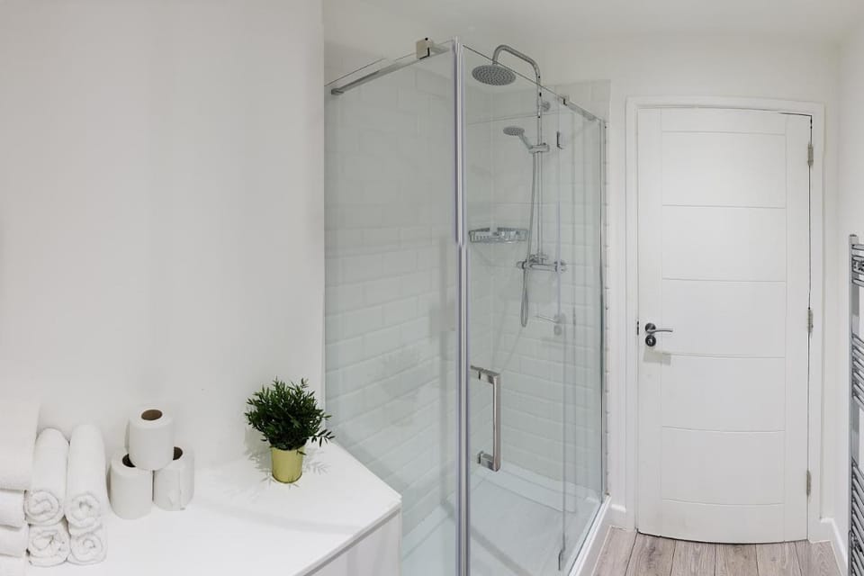 Hampton Suites Serviced Apartments Apartment in Molesey