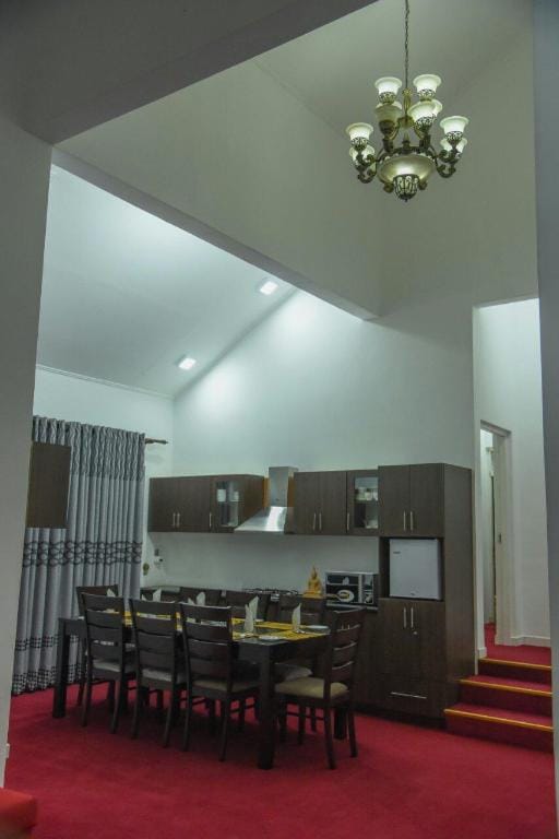 The Royal Terrace Bungalow Hotel in Central Province