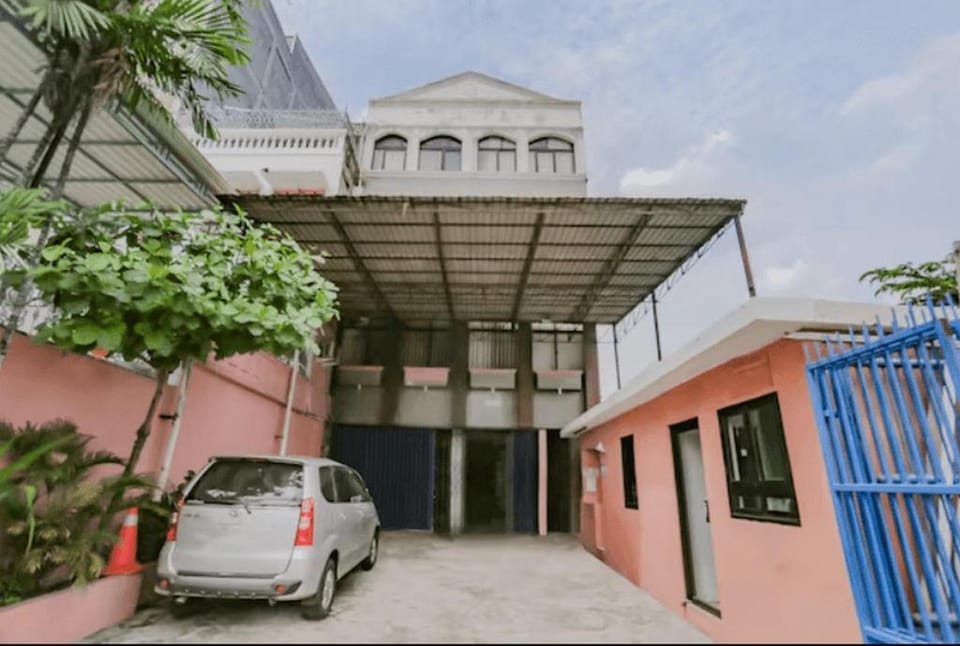 RedDoorz Syariah near Stasiun Karet Hotel in Jakarta