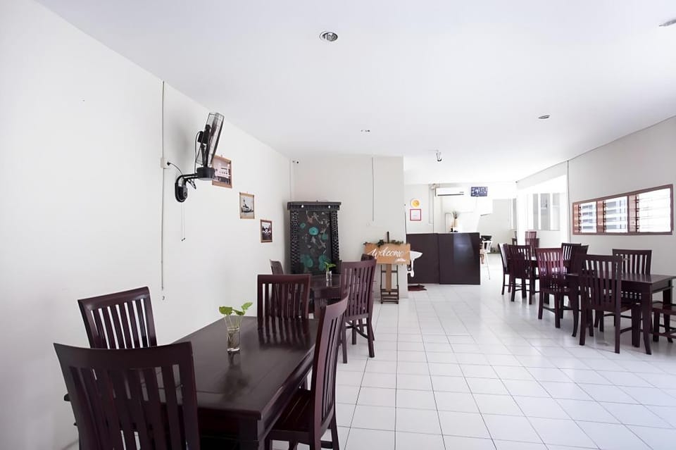 RedDoorz Plus near Galaxy Mall Hotel in Surabaya