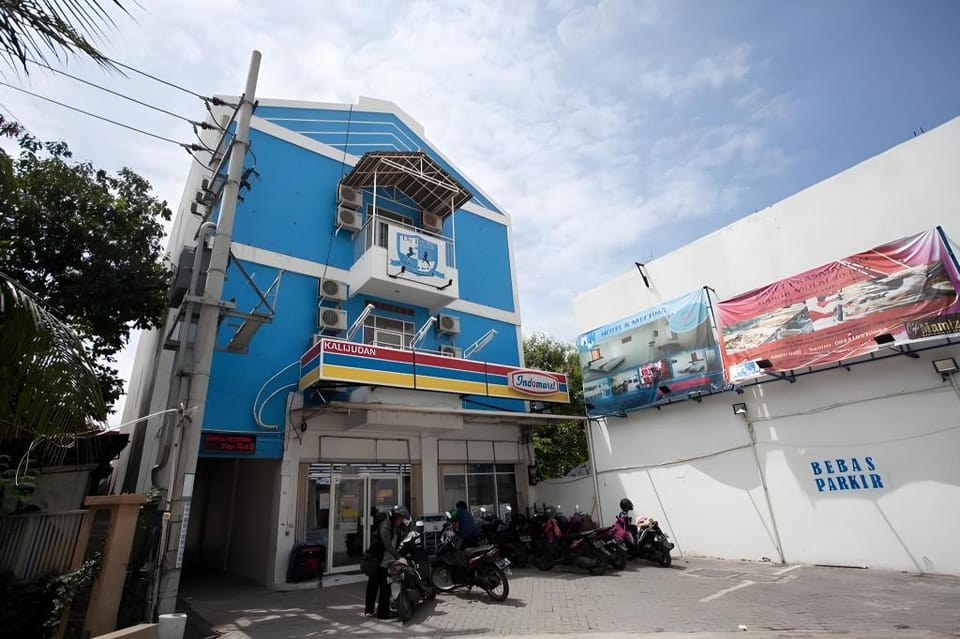 RedDoorz Plus near Galaxy Mall Hotel in Surabaya