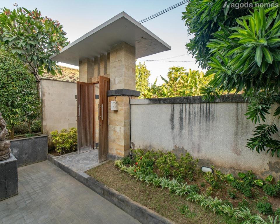 Big Pineapple Villa - 3 Bedroom Villa in Denpasar