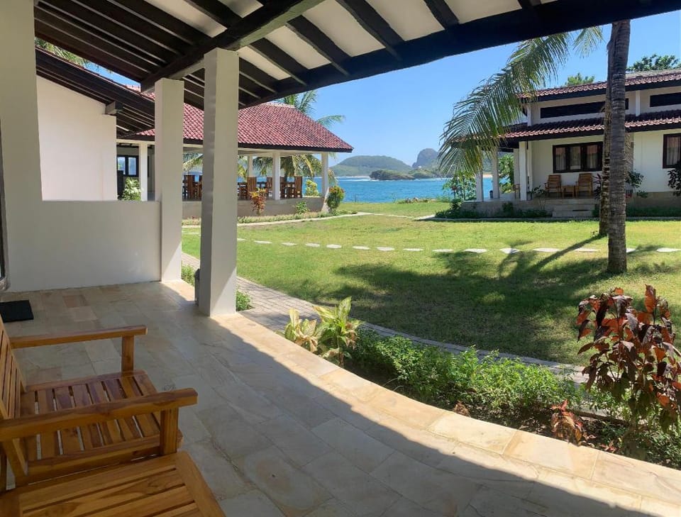 Balong Balong Surf Bungalows Hotel in Sekongkang
