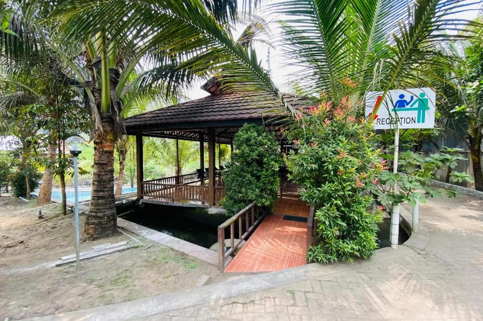 Hotel dan Gazebo Syariah Pinggir Kali Prigen RedPartner Hotel in East Java
