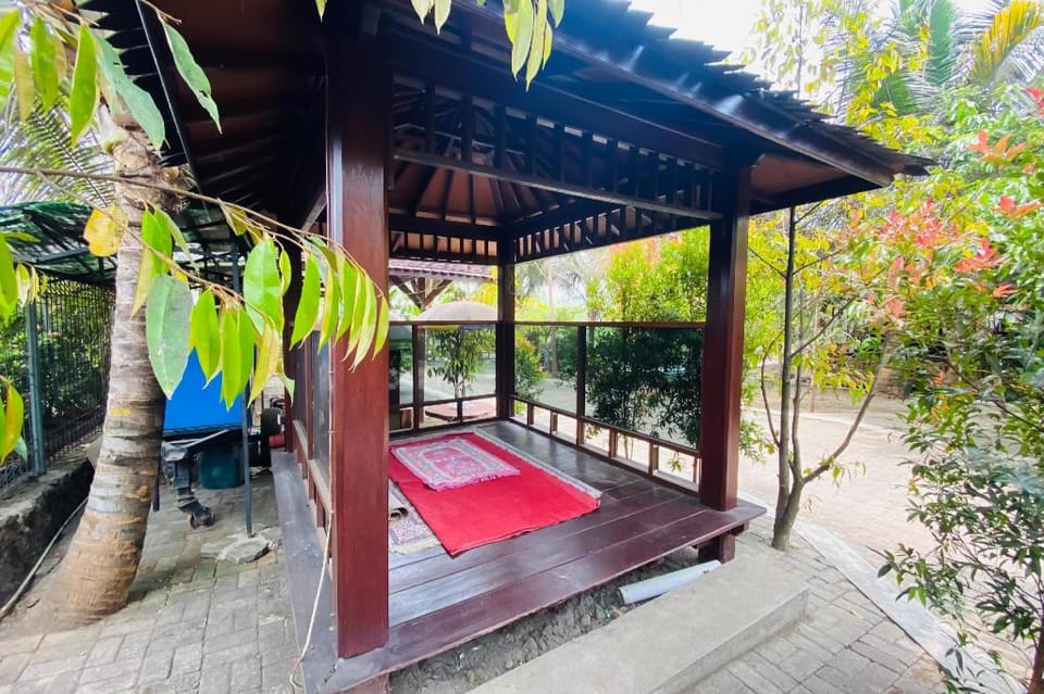 Hotel dan Gazebo Syariah Pinggir Kali Prigen RedPartner Hotel in East Java