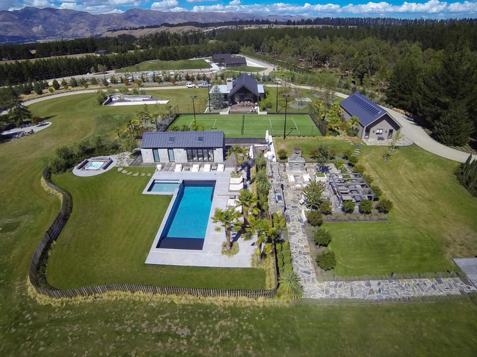 Horseshoe Bend Estate - Sleeps 12 - Pool - Spa  Villa in Wanaka