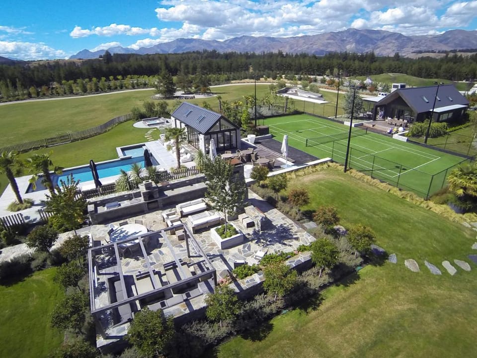 Horseshoe Bend Estate - Sleeps 12 - Pool - Spa  Villa in Wanaka