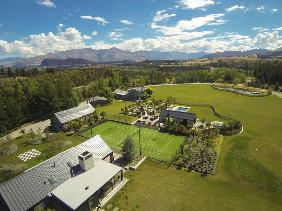 Horseshoe Bend Estate - Sleeps 12 - Pool - Spa  Villa in Wanaka