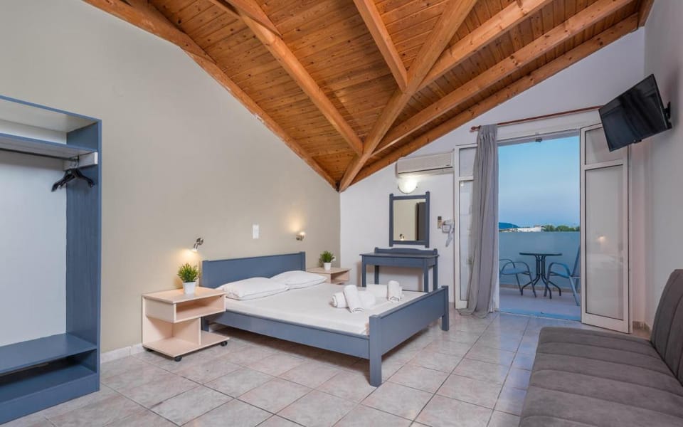 Maui - Classic Rooms Hotel in Zakynthos, Greece