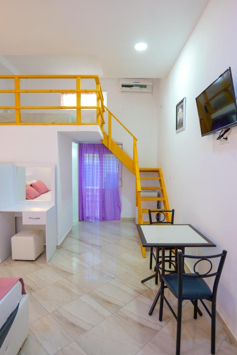 Hotel Chris Bed and Breakfast in Ksamil