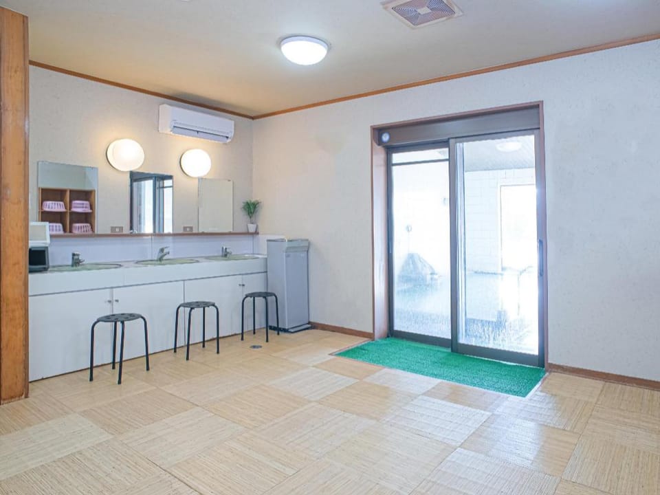 Ryokan Koriyama Mihota Onsen Hotel in Japan