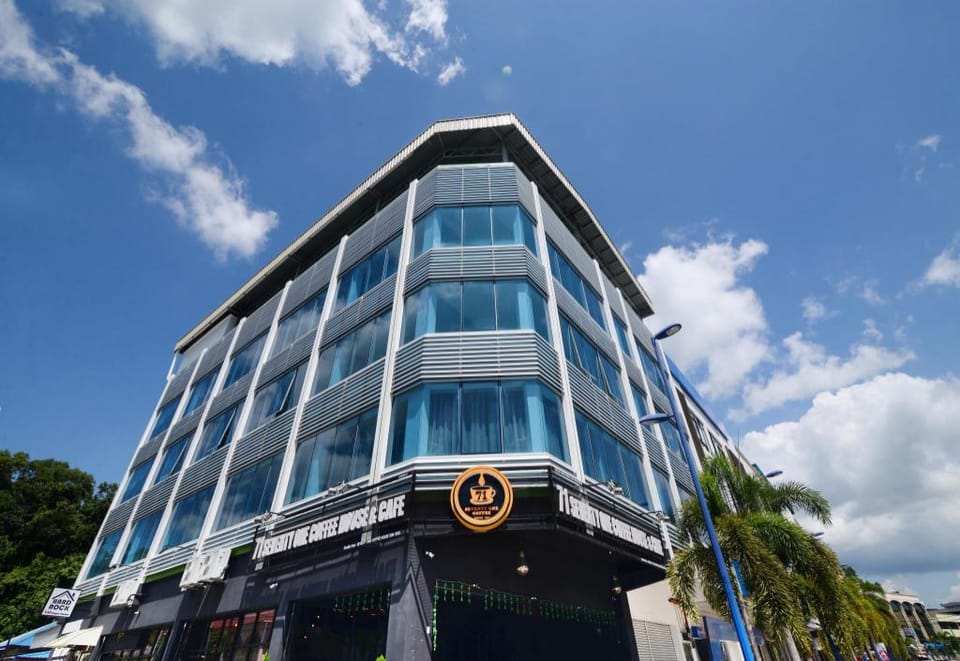 HARD ROCK VIP GUEST HOUSE Bed and Breakfast in Mersing