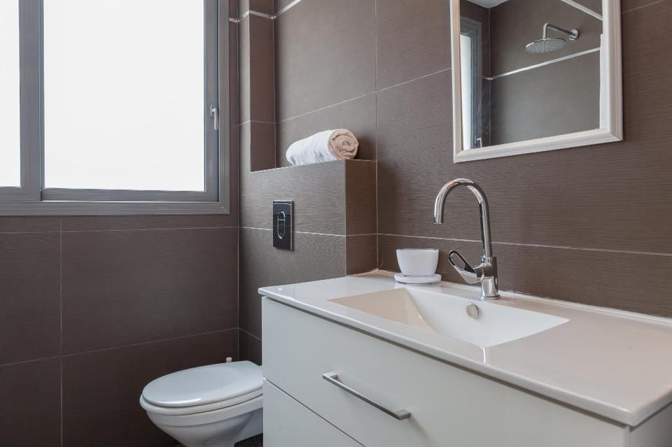Best Location, Luxuous 2BR, Sea View, w/parking Apartment in Tel Aviv-Yafo