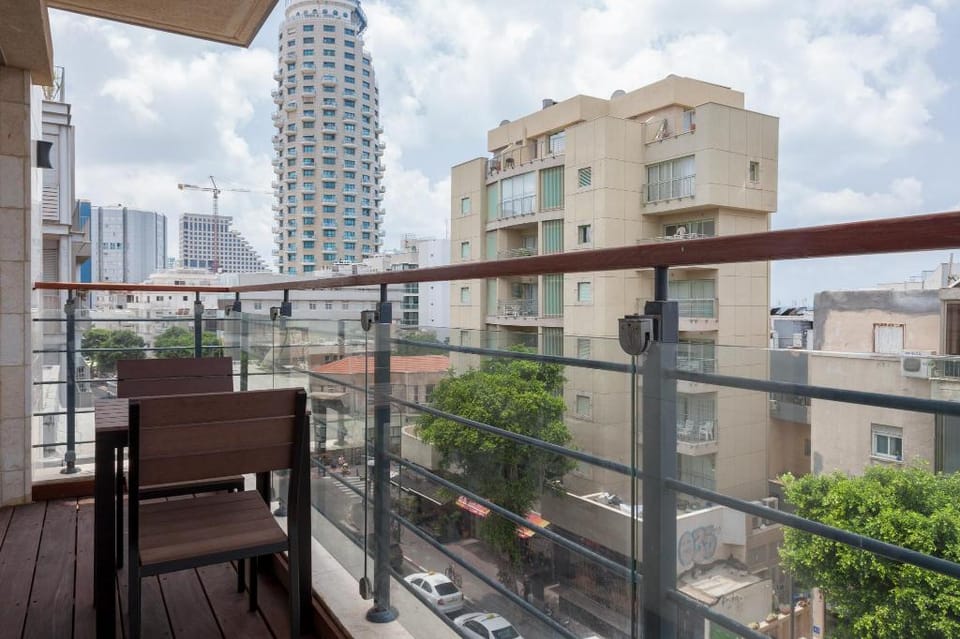 Best Location, Luxuous 2BR, Sea View, w/parking Apartment in Tel Aviv-Yafo