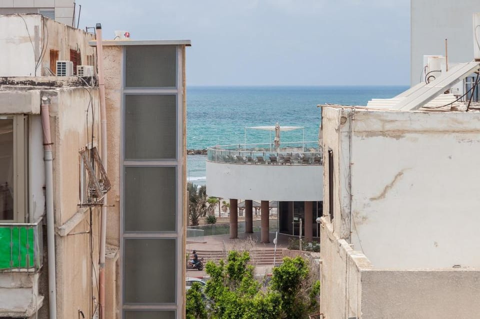 Best Location, Luxuous 2BR, Sea View, w/parking Apartment in Tel Aviv-Yafo