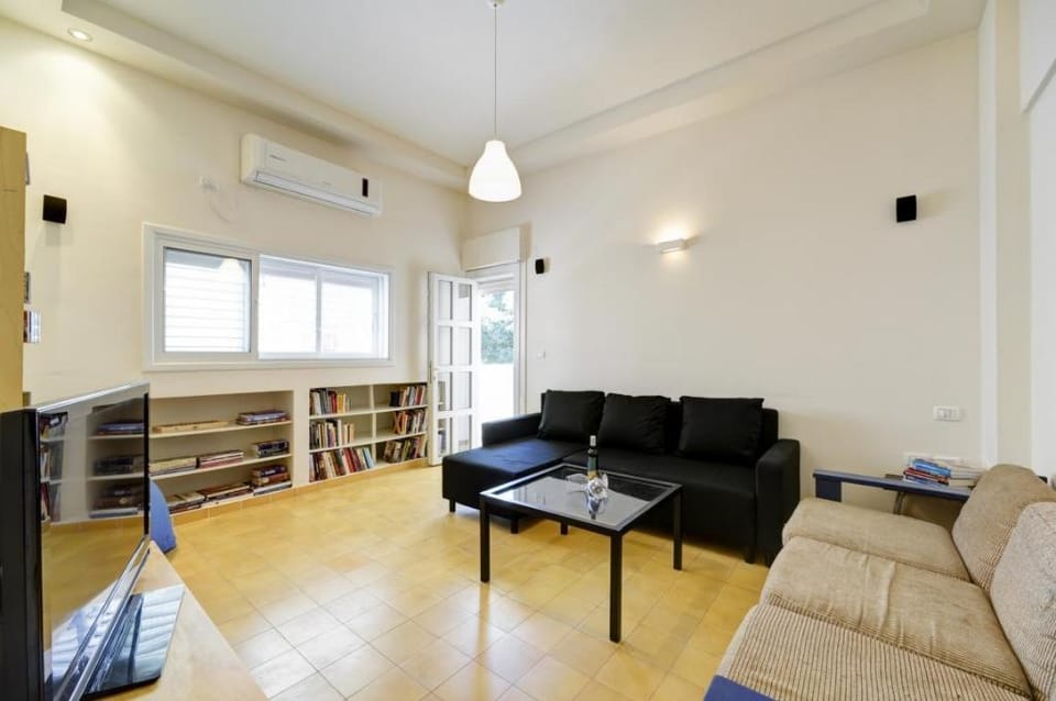 Beautiful 1BR on Dizengoff St. Apartment in Tel Aviv-Yafo
