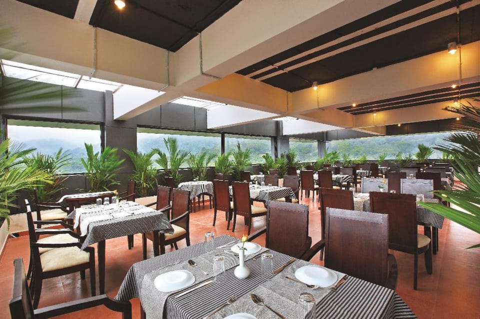 Holiday Vista Thekkady- Near Periyar Wildlife Sanctuary with sky view pool Hotel in Kerala