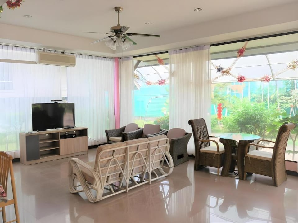 TaLeKaew Resort Hotel in Laos