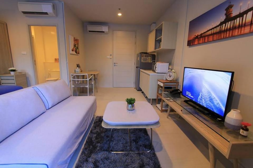 Pool Access "The Cat's Room" Next to Swimming Pool, Big Pool Apartment in Thailand