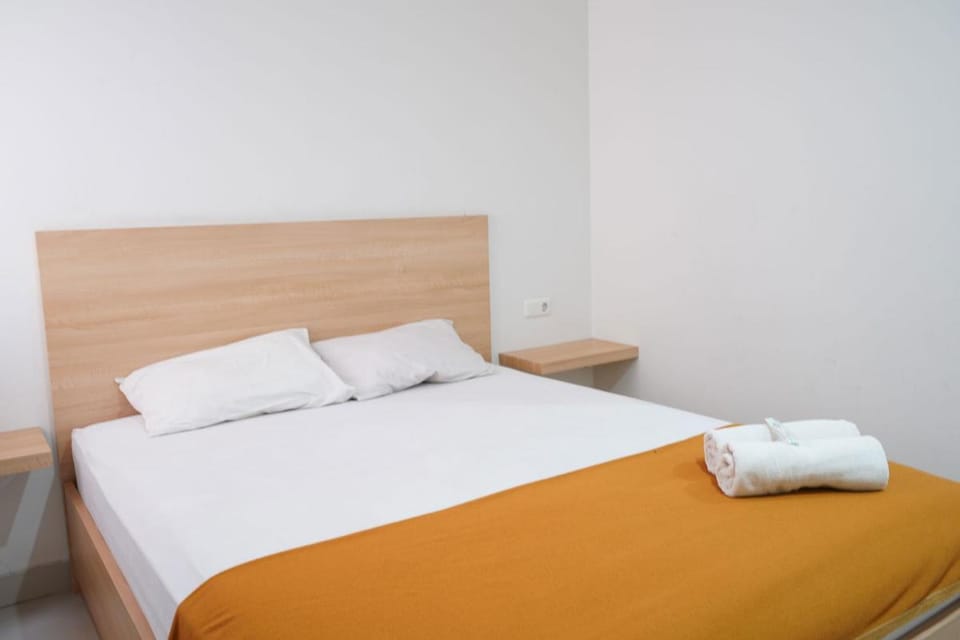 UROOMS Tanah Abang Bed and Breakfast in South Jakarta City