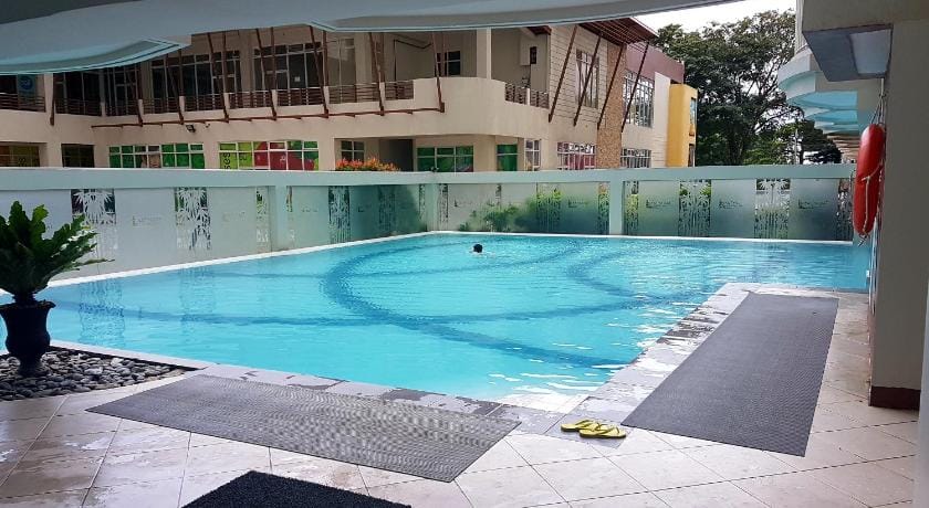 The Red Keep Condotel Tagaytay w/ 55" TV & Netflix Apartment in Tagaytay