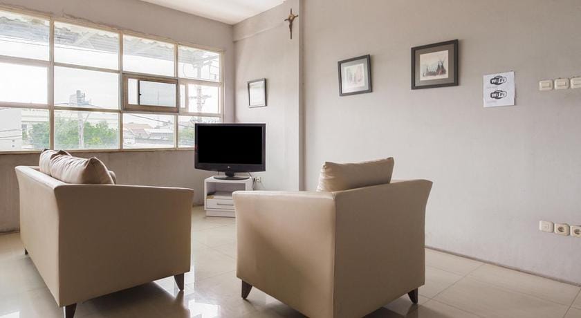 RedDoorz @ Siwalankerto Surabaya Bed and Breakfast in Surabaya