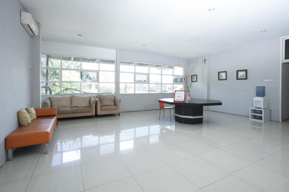 RedDoorz @ Siwalankerto Surabaya Bed and Breakfast in Surabaya