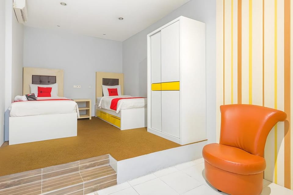 RedDoorz @ Siwalankerto Surabaya Bed and Breakfast in Surabaya