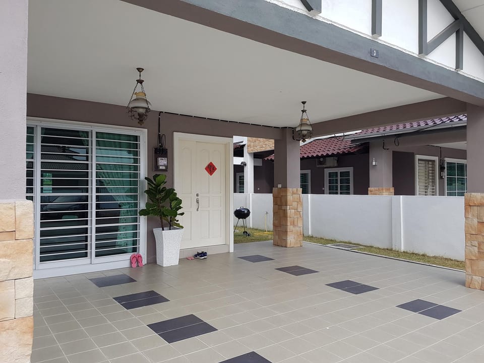 Sitiawan Vacation Home Clean Spacious New Semi D Vacation rental in Perak