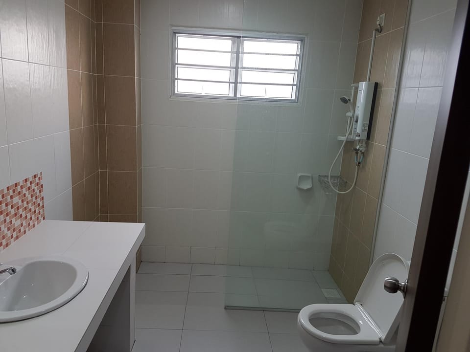 Sitiawan Vacation Home Clean Spacious New Semi D Vacation rental in Perak