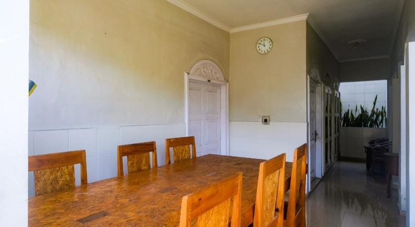 RedDoorz Plus near Adisucipto Airport 2 Bed and Breakfast in Special Region of Yogyakarta