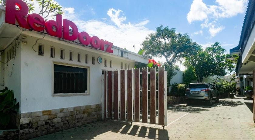 RedDoorz Plus near Adisucipto Airport 2 Bed and Breakfast in Special Region of Yogyakarta